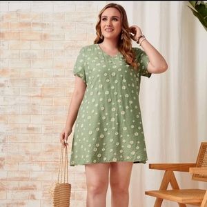 Plus Size Daisy V-Neck Tunic Short Sleeve Dress